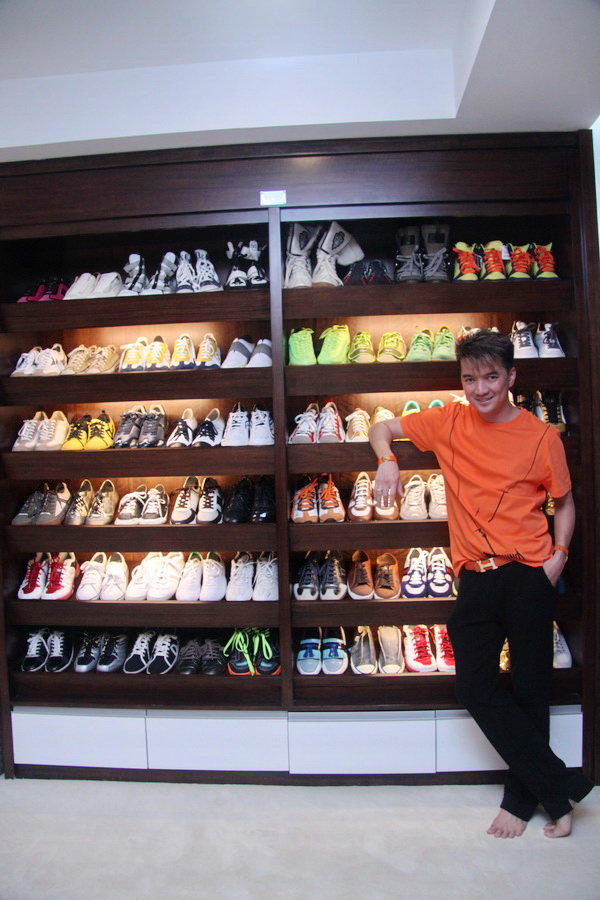 Chuyện làng sao - Trà Hằng, Quỳnh Nga khoe tủ giày 'khủng' như shop thời trang (Hình 6).