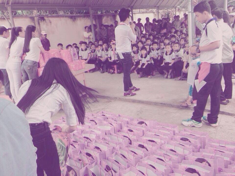 Chuyện làng sao - Ngọc Trinh nhận 'mưa đá' vì in hình bán nude lên túi tặng trẻ em (Hình 10).