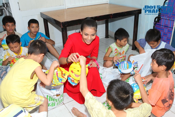 Trương Thị May dẫn em trai đi phát quà cho trẻ em nghèo