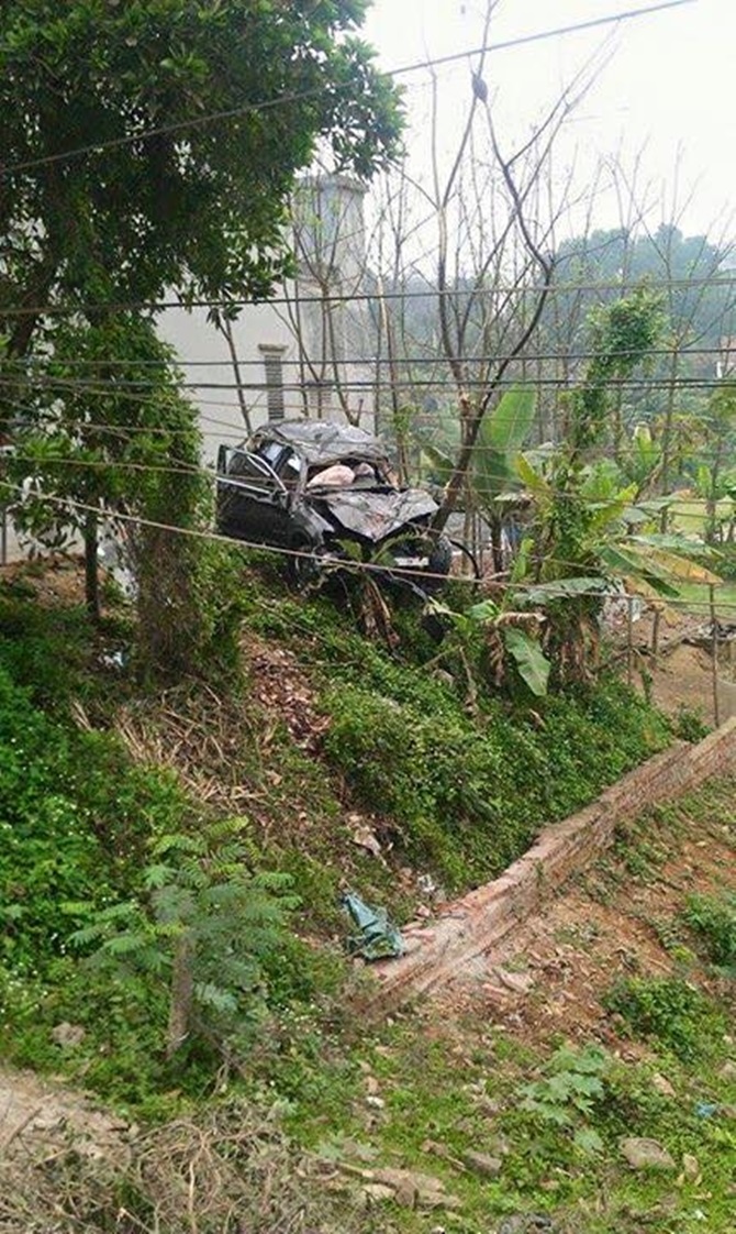 Tin tức - Phú Thọ: Xe sang BMW X3 bay lên cây, lao xuống kênh bẹp dúm
