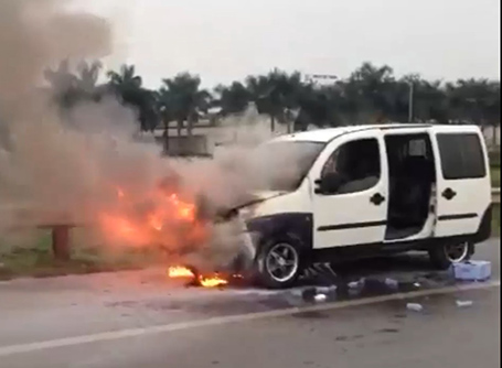 Ô tô 7 chỗ bốc cháy dữ dội trên đường cao tốc