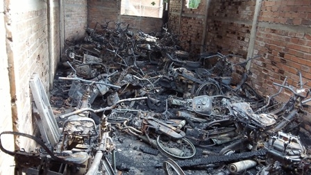 Miền Nam - Cháy tiệm cầm đồ, 60 xe máy bị thiêu rụi, 1 người bị bỏng nặng