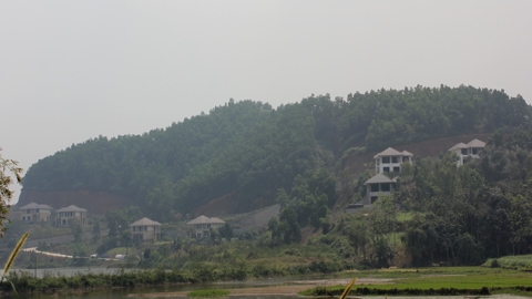  - Cận cảnh khu biệt thự tiền tỷ của đại gia Hà Nội bị bỏ hoang (Hình 2).