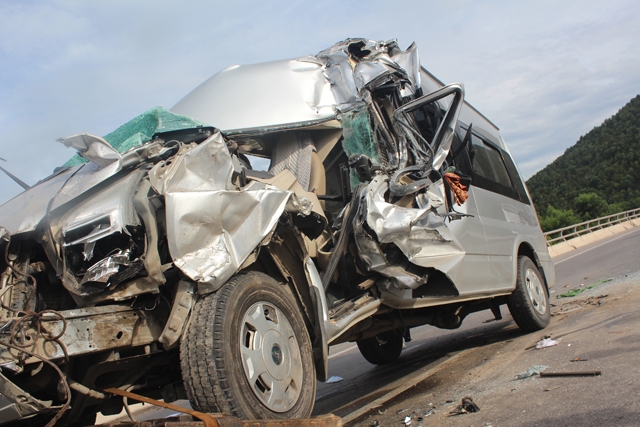 Tin trong nước - Xe khách tông xe tải, 9 người thương vong (Hình 2).