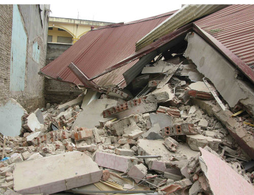  - Hiện trường ngôi nhà 3 tầng bất ngờ đổ sập, 4 người thoát chết (Hình 2).