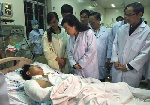  - Sập giàn giáo ở Hà Tĩnh: Bộ trưởng Y tế thăm hỏi nạn nhân