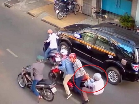 An ninh - Hình sự - Dàn cảnh va quệt để cướp xe máy ở Sài Gòn