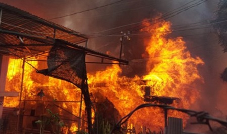 Tin trong nước - Đà Lạt: Cháy nhà trong khu dân cư, cả khu phố hốt hoảng