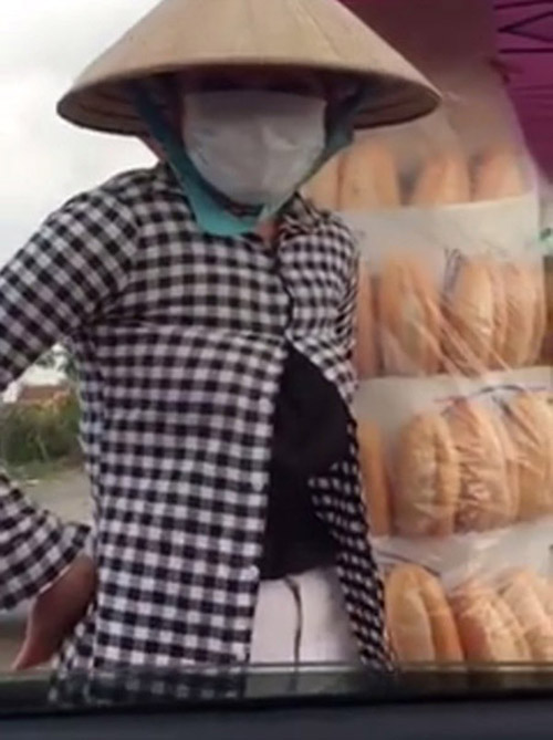 Cộng đồng mạng - Clip cô gái bán bánh mì 'bá đạo' gây sốt cộng đồng mạng