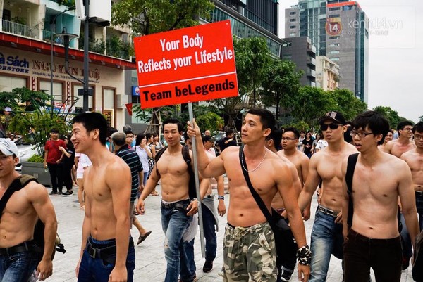 Cộng đồng mạng - Nhóm trai đẹp 6 múi diễu hành gây xôn xao phố đi bộ Nguyễn Huệ (Hình 4).