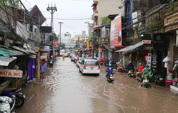 Tin trong nước - Chùm ảnh Hà Nội ngập 1m nước sau mưa lớn (Hình 2).