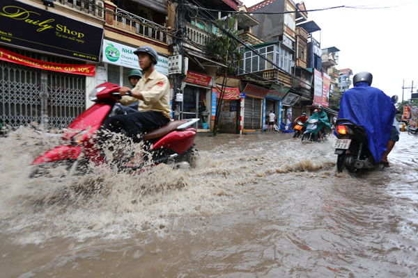 Tin trong nước - Chùm ảnh Hà Nội ngập 1m nước sau mưa lớn (Hình 4).
