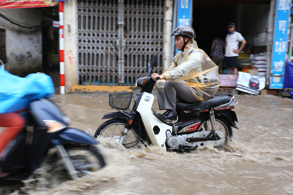 Tin trong nước - Chùm ảnh Hà Nội ngập 1m nước sau mưa lớn (Hình 5).
