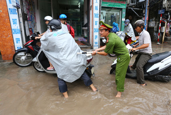 Tin trong nước - Chùm ảnh Hà Nội ngập 1m nước sau mưa lớn (Hình 6).