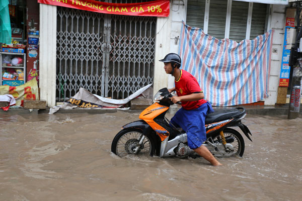 Tin trong nước - Chùm ảnh Hà Nội ngập 1m nước sau mưa lớn (Hình 7).
