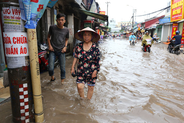 Tin trong nước - Chùm ảnh Hà Nội ngập 1m nước sau mưa lớn (Hình 8).