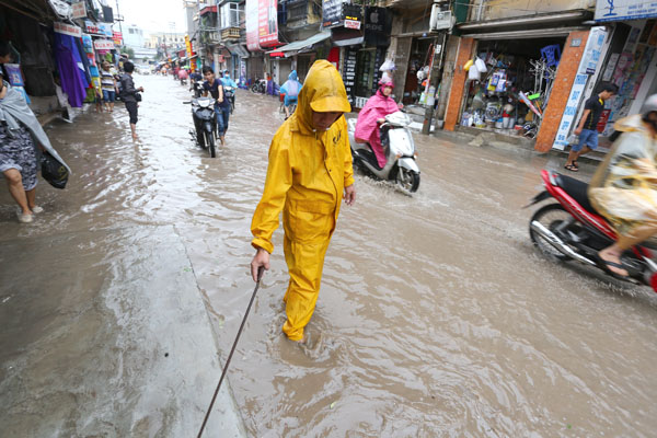 Tin trong nước - Chùm ảnh Hà Nội ngập 1m nước sau mưa lớn (Hình 9).