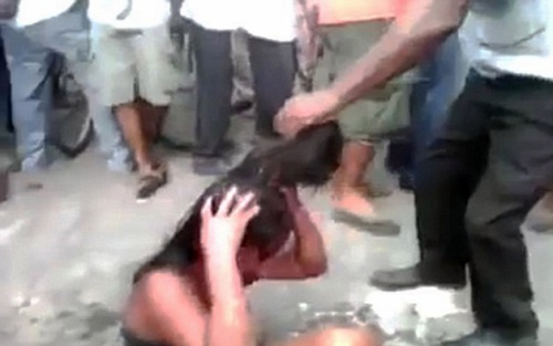 Tin thế giới - Phẫn nộ: Thiếu nữ bị hành hạ, thiêu sống trước sự chứng kiến của nhiều người