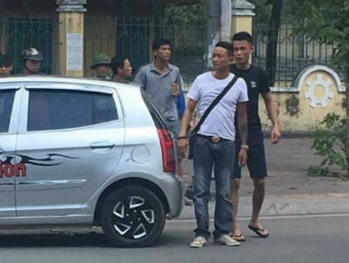 Tin trong nước - Diễn viên Hiệp Gà đâm vào ô tô bên đường khi chở vợ mang bầu