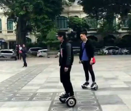 Tin trong nước - Đi xe điện cân bằng ở phố đi bộ Hà Nội có thể bị xử phạt