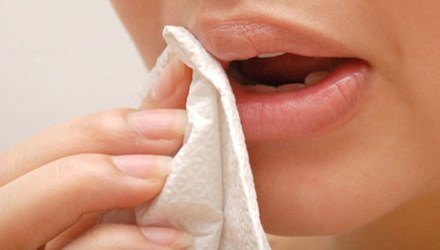 Sức khoẻ - Làm đẹp - Hiểm họa khi dùng giấy vệ sinh lau miệng