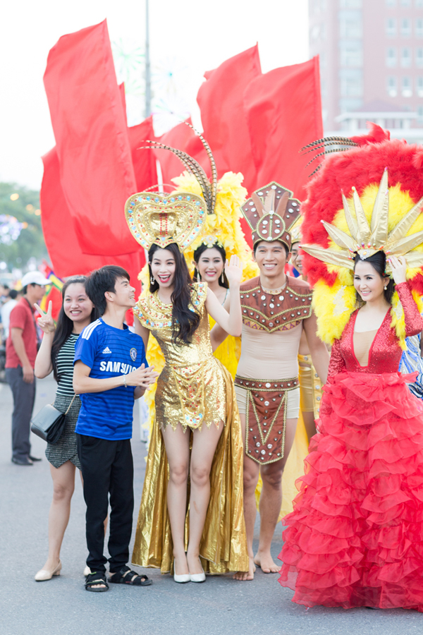 Tin tức giải trí - Sương Đặng bay nửa vòng trái đất dự carnaval Quảng Bình (Hình 2).