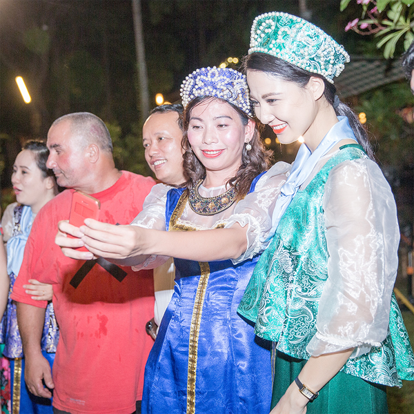 Tin tức giải trí - Hoa hậu Trần Thị Quỳnh biến hóa thành cô gái Nga xinh đẹp (Hình 2).