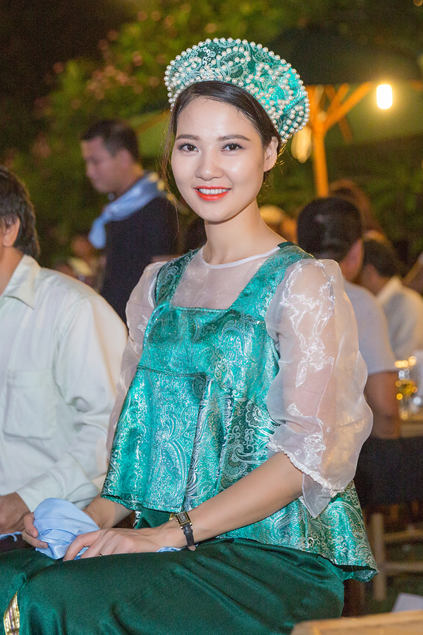 Tin tức giải trí - Hoa hậu Trần Thị Quỳnh biến hóa thành cô gái Nga xinh đẹp (Hình 5).
