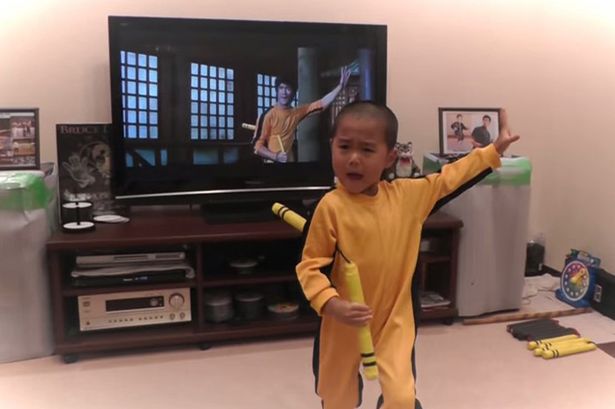 Cộng đồng mạng - Sốc với cậu bé 5 tuổi múa côn giống hệt Lý Tiểu Long