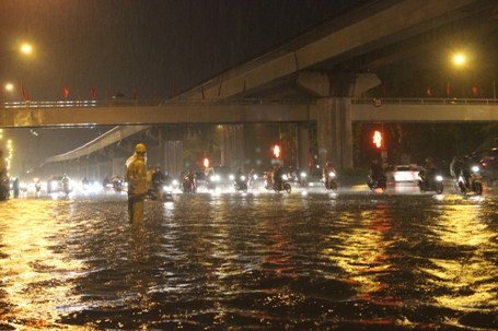 Tin trong nước - Hà Nội mưa ngập nặng, vượt quá năng lực tiêu thoát nhiều lần