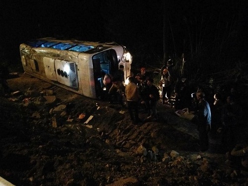 Tin trong nước - Quảng Ninh: Xe ô tô chở 34 khách lật nghiêng, 4 người bị thương