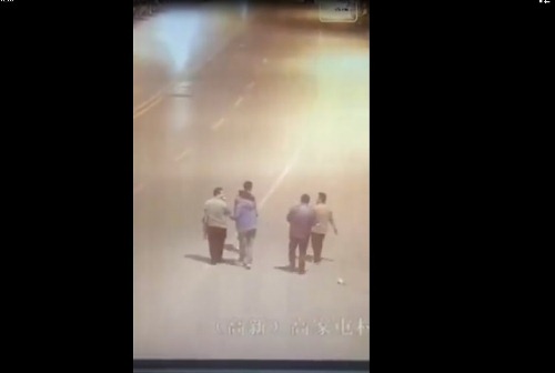 Tin thế giới - Tài xế xe điên bị đánh tới tấp vì 'đốn ngã' 4 thanh niên