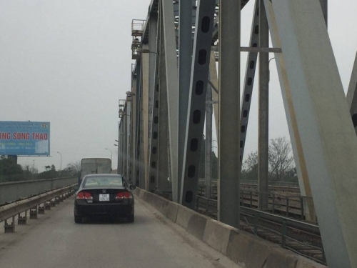 Tin trong nước - Tạm thời cấm ôtô qua cầu Việt Trì để bảo đảm an toàn công trình