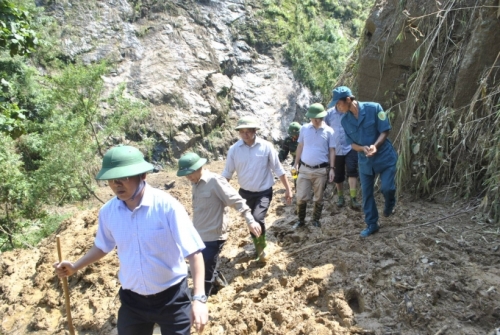 Tin trong nước - Chủ tịch Lào Cai vào hiện trường vụ sập hầm vàng, hỗ trợ gia đình thiệt hại (Hình 3).