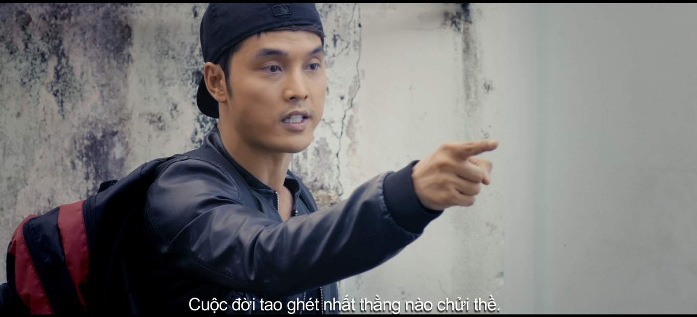 Chuyện làng sao - Lộ clip Ưng Hoàng Phúc đánh nhau với 3 tên đầu gấu trong phim 'Hùng Ali' (Hình 2).