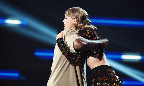 Tin tức giải trí - VMAs 2015: Taylor Swift thắng giải quan trọng nhất (Hình 2).