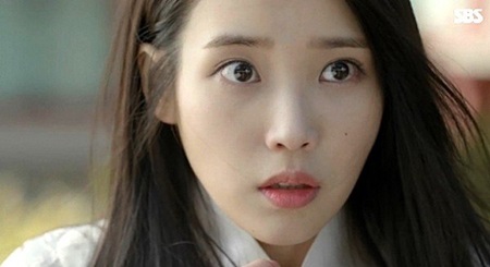 Tin tức giải trí - IU và Kim Yoo Jung bị khán giả phàn nàn vì lỗi make up 'đi xa thời đại' (Hình 3).