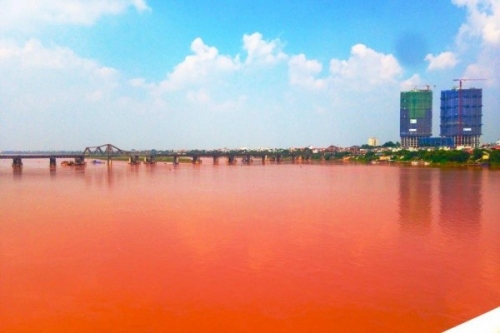 Nguyên nhân khiến nước sông Hồng thay đổi màu kỳ lạ
