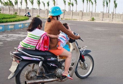 Cộng đồng mạng - Kinh hoàng vì những kiểu chở con bằng xe máy của các bậc cha mẹ (Hình 6).