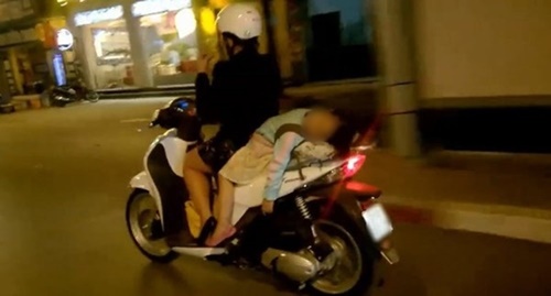 Cộng đồng mạng - Kinh hoàng vì những kiểu chở con bằng xe máy của các bậc cha mẹ (Hình 4).