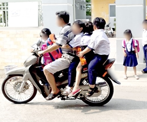 Cộng đồng mạng - Kinh hoàng vì những kiểu chở con bằng xe máy của các bậc cha mẹ (Hình 7).
