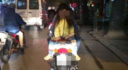 Cộng đồng mạng - Kinh hoàng vì những kiểu chở con bằng xe máy của các bậc cha mẹ (Hình 8).
