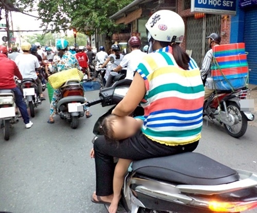 Cộng đồng mạng - Kinh hoàng vì những kiểu chở con bằng xe máy của các bậc cha mẹ (Hình 9).
