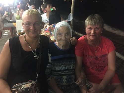 Cộng đồng mạng - Cụ bà 89 tuổi người Nga bất ngờ 'bị' ghen tị sau khi đến Việt Nam (Hình 2).