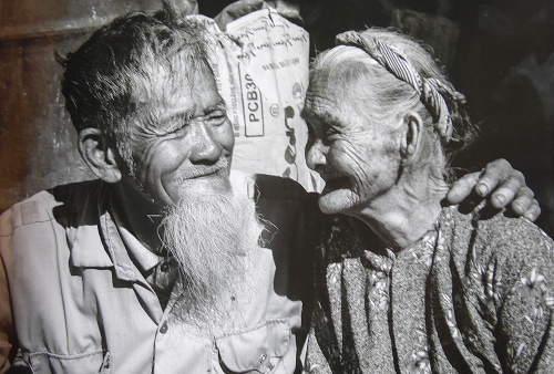 Gia đình - Tình yêu - Chuyện tình xuyên thế kỷ: Cặp vợ chồng 90 tuổi nổi tiếng khắp năm châu nhờ 1 người Pháp