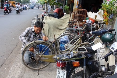 Gia đình - Tình yêu - Cảm phục anh thợ sửa xe 12 năm tặng gần 200 xe đạp cho học sinh nghèo