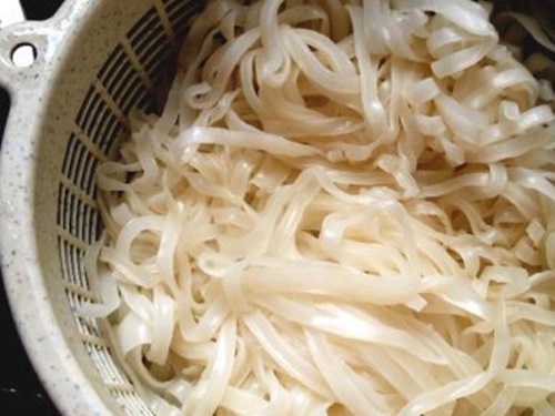 Cách xào bún gạo chay thơm ngon, giữ sợi bún tơi mềm