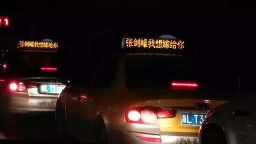 Cộng đồng mạng - Cái kết bất ngờ của cô gái thuê 900 chiếc taxi để chiếu đèn led cầu hôn bạn trai