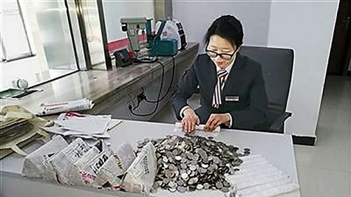 Ăn - Chơi - 7 nhân viên ngân hàng mất 1 tháng đếm 2,5 tấn tiền gửi tiết kiệm của 'đại gia' Trung Quốc (Hình 2).