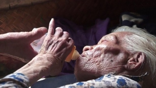 Cộng đồng mạng - Xúc động cảnh con trai 65 tuổi nhặt phế liệu chăm sóc mẹ già 104 tuổi